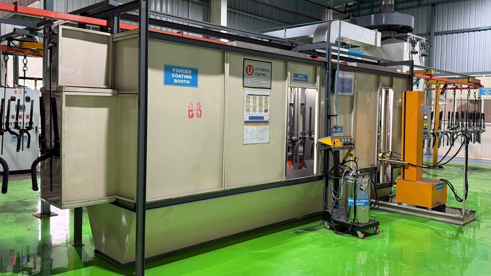 Automatic powder coating booth